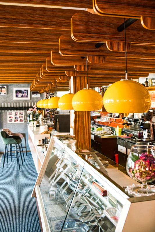 Cafe Rudi Living Bed & Breakfast Parcines Dış mekan fotoğraf