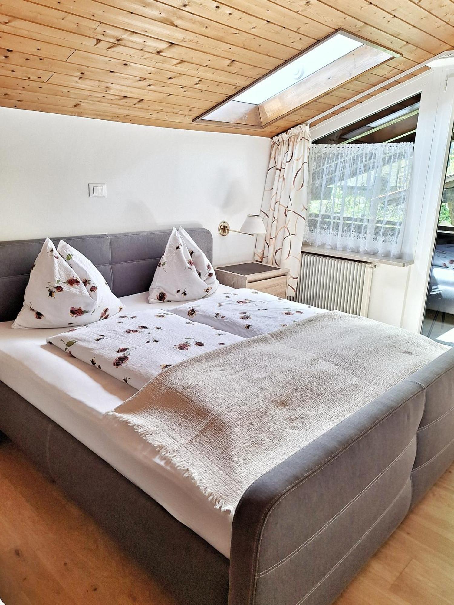 Cafe Rudi Living Bed & Breakfast Parcines Dış mekan fotoğraf