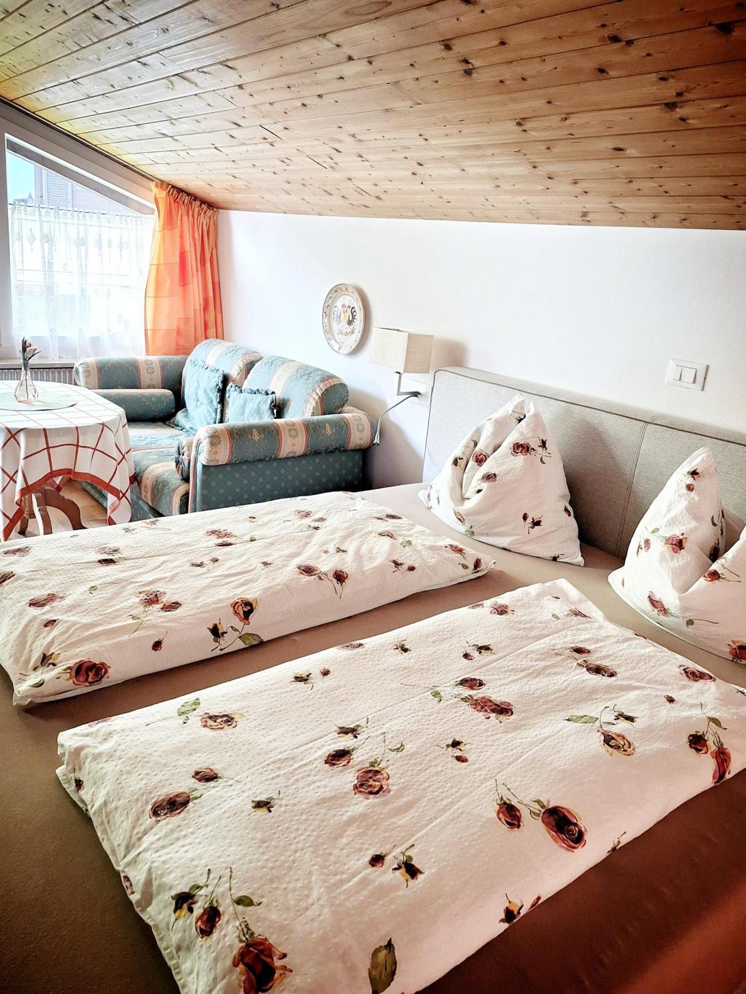 Cafe Rudi Living Bed & Breakfast Parcines Dış mekan fotoğraf